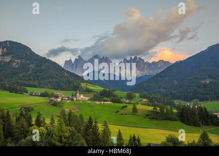 Alpin, Alpen, Hintergrund, schön, Kirche, Dolomit, Dolomit, berühmt, Italien, Stockfoto