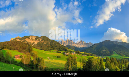 Alpin, Alpen, Hintergrund, schön, Kirche, Dolomit, Dolomit, berühmt, Italien, Stockfoto