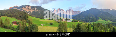 Alpin, Alpen, Hintergrund, schön, Kirche, Dolomit, Dolomit, berühmt, Italien, Stockfoto