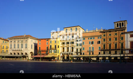 Häuser und Restaurants an der Piazza Bra, früh morgens, Verona, Italien Stockfoto