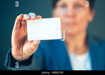 Geschäftsfrau hält Leere Visitenkarte als Kopie Raum für Text oder Karriere motivierende Botschaft Stockfoto
