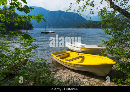 Triglav Nationalpark, Oberkrain, Slowenien.  Ruderboote auf dem Ufer von See Bohinj. Stockfoto