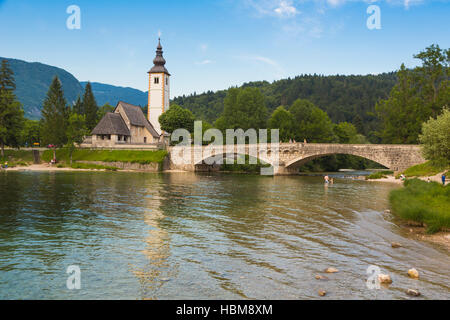 Triglav Nationalpark, Oberkrain, Slowenien.  Die Kirche des Hl. Johannes (Cerkev Sv Janeza) im Dorf Ribcev Laz, am östlichen Ende des Sees B Stockfoto