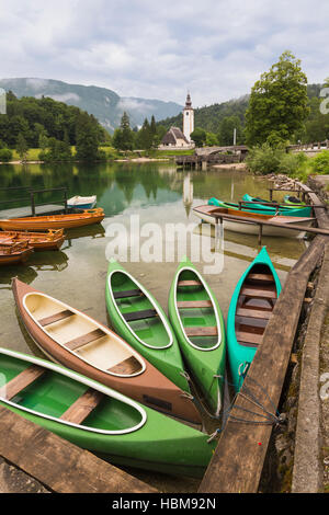 Wocheiner See (Bohinjsko Jezero), Triglav Nationalpark, obere Krain, Slowenien. Kanus mieten. Die Kirche des Hl. Johannes (Cerkev Sv Janeza) bei Ribcev Stockfoto