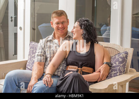 Paar auf Veranda vor lachen zusammen Stockfoto