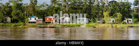 Holzhaus auf Stelzen entlang des Amazonas und Regenwald, Brasilien Stockfoto