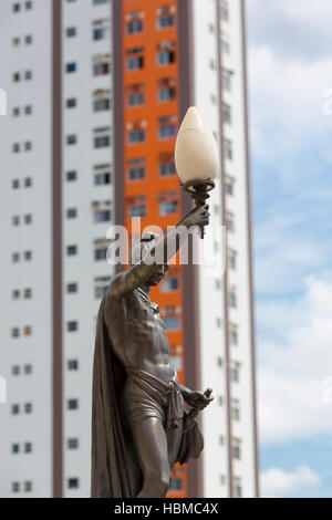 Alte Statue und Street Light mit modernen Gebäude, Manaus Stockfoto