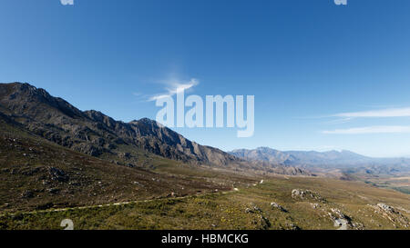 Die Straße führt hinunter den Swartberg Pass Stockfoto