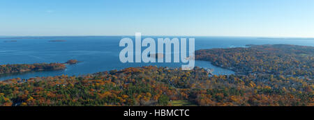 Weiten Blick über Camden Maine aus Mt. Battie in den späten Herbst. Stockfoto
