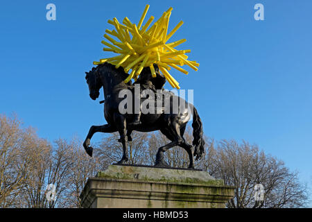 Eine Skulptur des Künstlers Duncan McKellar überwindet John Michael Rysbracks 1733 Reiterstatue von William III in Bristol, Großbritannien Stockfoto