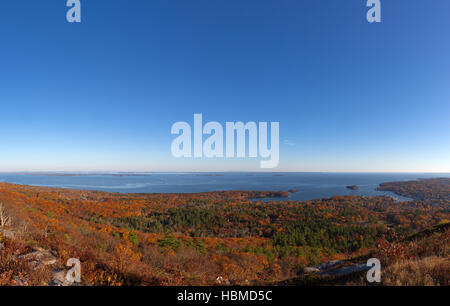 Blick auf Ferne Camden Maine aus Mt. Battie in den späten Herbst. Stockfoto