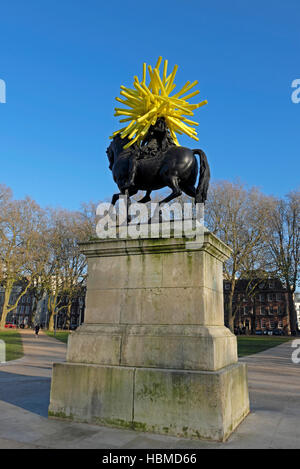 Eine Skulptur des Künstlers Duncan McKellar überwindet John Michael Rysbracks 1733 Reiterstatue von William III in Bristol, Großbritannien Stockfoto