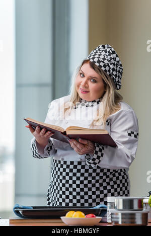 Jungkoch-Koch in der Küche Stockfoto
