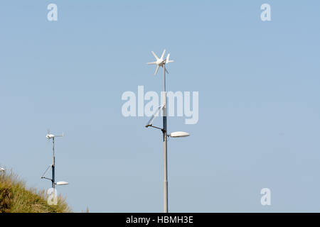 Wind und solar betriebene Laternenpfahl - Ökostrom liefert Strom für Licht in der Nacht zu beleuchten Stockfoto