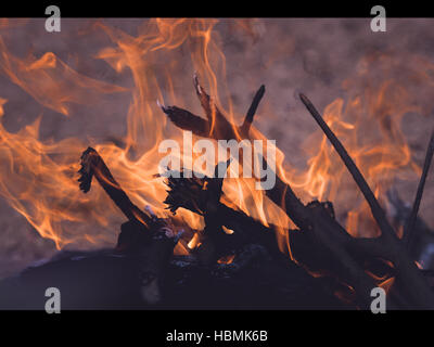 Lagerfeuer in der Wildnis Stockfoto