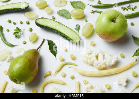 frisches grünes Gemüse und Früchte Stockfoto