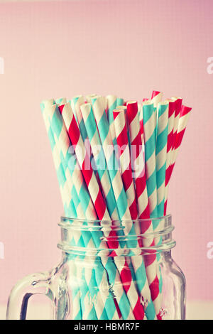 Papier Trinkhalme cocktail in ein Glas Mason Jar im Vintage-Stil Stockfoto