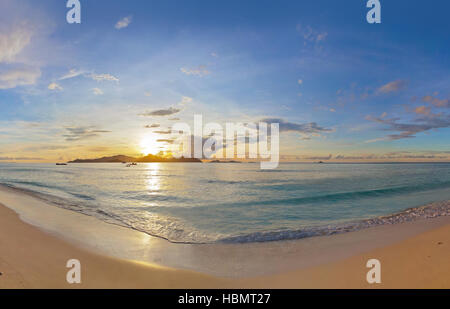 Sonnenuntergang am tropischen Strand - Seychellen Stockfoto