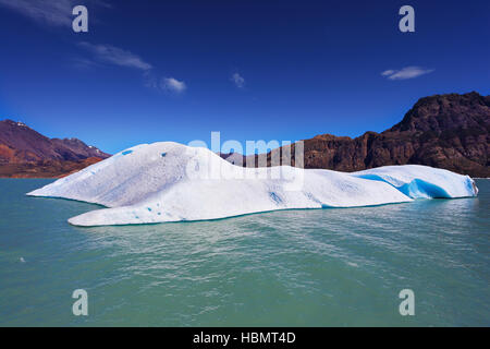 Riesiger Eisberg im smaragdgrünen Wasser Stockfoto
