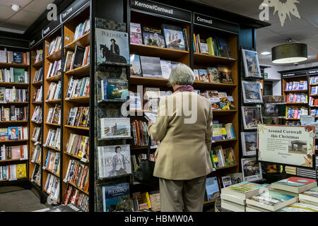 Kunden Surfen in einem Waterstones Buchladen. Stockfoto