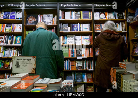 Kunden Surfen in einem Waterstones Buchladen. Stockfoto