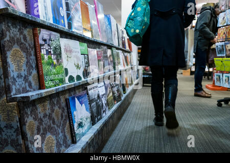 Kunden Surfen in einem Waterstones Buchladen. Stockfoto