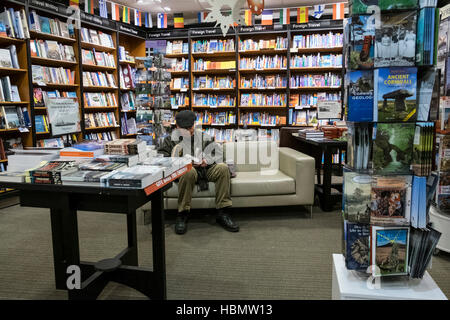 Ein Kunde, ein Buch in einem Buchladen Waterstones. Stockfoto