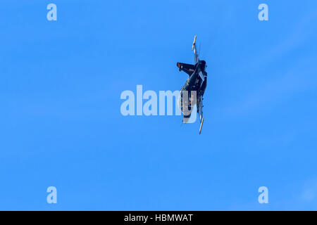 BAE Systems Hawk Mk.T2 Jet Trainingsflugzeug fliegt niedrig über den Strand von Southport airshow Stockfoto