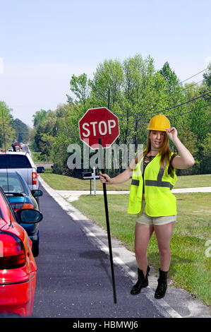 Arbeiter mit Stop-Schild Stockfoto