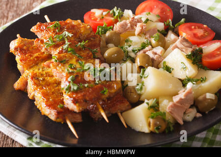 Spanische Kebab Pinchos Morunos-Kartoffel-Salat mit Thunfisch und Kräuter Closeup auf einem Teller. horizontale Stockfoto