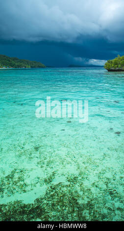 Schöne blaue Lagoone kurz vor Gewitter, Gam Insel West Papua, Raja Ampat, Indonesien Stockfoto