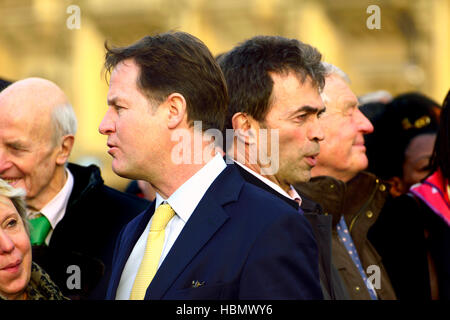 Nick Clegg MP, Tom Brake und Paddy Ashdown (LibDem) bei einer Veranstaltung am College Green, Westminster... Stockfoto