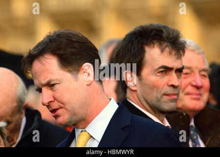 Nick Clegg MP, Tom Brake und Paddy Ashdown (LibDem) bei einer Veranstaltung am College Green, Westminster... Stockfoto