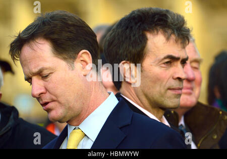 Nick Clegg MP, Tom Brake und Paddy Ashdown (LibDem) bei einer Veranstaltung am College Green, Westminster... Stockfoto