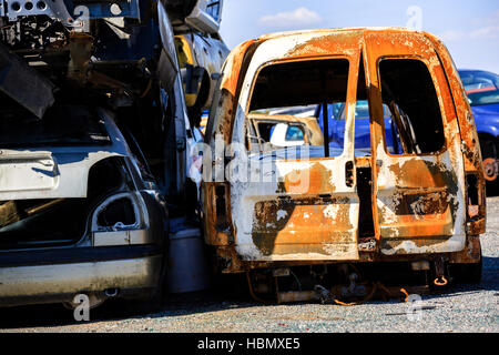 Ein Stückchen Garten und Auto Dump mit zerstört Stockfoto