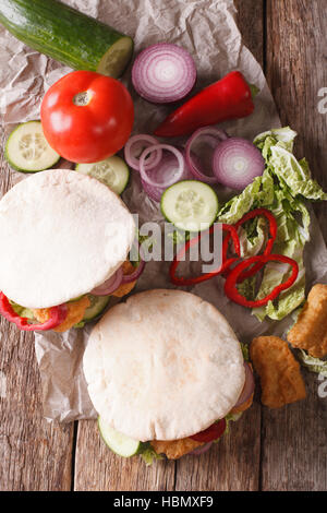 Pita mit Huhn und Gemüse Nahaufnahme auf dem Tisch. vertikale Ansicht von oben Stockfoto