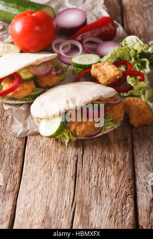 Pita mit Huhn und Gemüse Nahaufnahme auf dem Tisch. vertikale Stockfoto