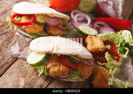 Pita mit gebratenem Huhn, Gurke, Kohl, Zwiebeln und Paprika Closeup Nappa auf dem Tisch. horizontale Stockfoto