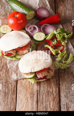 Fladenbrot mit Thunfisch und Gemüse Nahaufnahme auf dem Tisch. vertikale Ansicht von oben Stockfoto