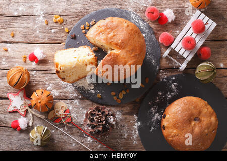 Obst Brot Panettone und Weihnachten Dekoration Nahaufnahme auf dem Tisch. Horizontale Ansicht von oben Stockfoto