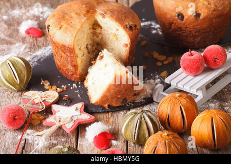 Weihnachten Panettone Brot mit Trockenfrüchten und festliche Dekoration Nahaufnahme auf dem Tisch. horizontale Stockfoto