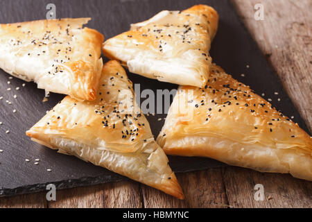 Leckere Kuchen Blätterteig mit Hühnchen, Spinat und Feta Nahaufnahme auf dem Tisch. horizontale Stockfoto