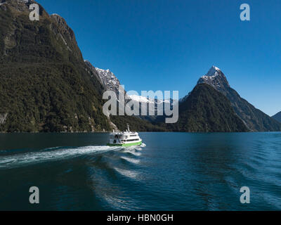 Boot-Tour-Köpfe aus vergangenen Mitre Peak in Milford Sound in Neuseeland Stockfoto