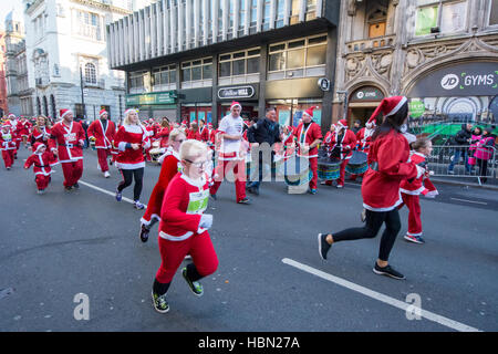 Katumba Drummer bei der 2016 2016 Santa Santa Dash in Liverpool die brach den Weltrekord für die Anzahl der teilnehmenden Weihnachtsmänner. Stockfoto