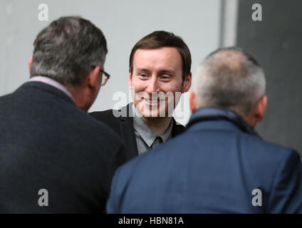 Neue Heart of Midlothian Manager Ian Cathro spricht, Direktor des Fußballs Craig Levine (links) und John Colquhoun nach einer Pressekonferenz im Tynecastle, Edinburgh. Stockfoto