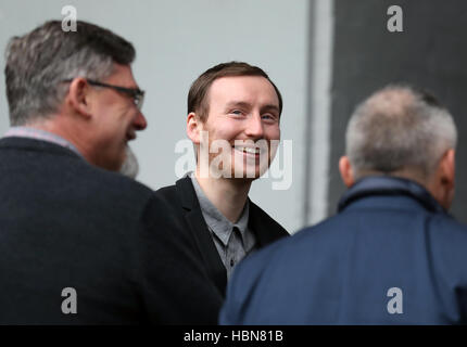 Neue Heart of Midlothian Manager Ian Cathro spricht, Direktor des Fußballs Craig Levine (links) und John Colquhoun nach einer Pressekonferenz im Tynecastle, Edinburgh. Stockfoto