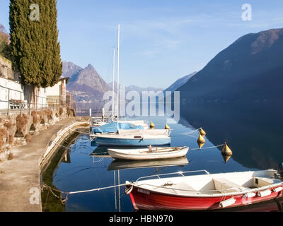 Lugano Gandria, Schweiz: Kleine Boote vertäut am Ufer des kleinen Dorfes am Lago di Lugano Stockfoto