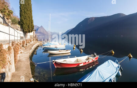 Lugano Gandria, Schweiz: Kleine Boote vertäut am Ufer des kleinen Dorfes am Lago di Lugano Stockfoto