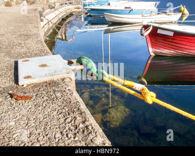 Lugano Gandria, Schweiz: Kleine Boote vertäut am Ufer des kleinen Dorfes am Lago di Lugano Stockfoto