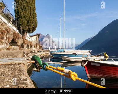 Lugano Gandria, Schweiz: Kleine Boote vertäut am Ufer des kleinen Dorfes am Lago di Lugano Stockfoto